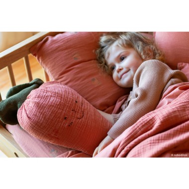 Coussin Enfant Fraise en Double Gaze de Coton Bio - Nobodinoz