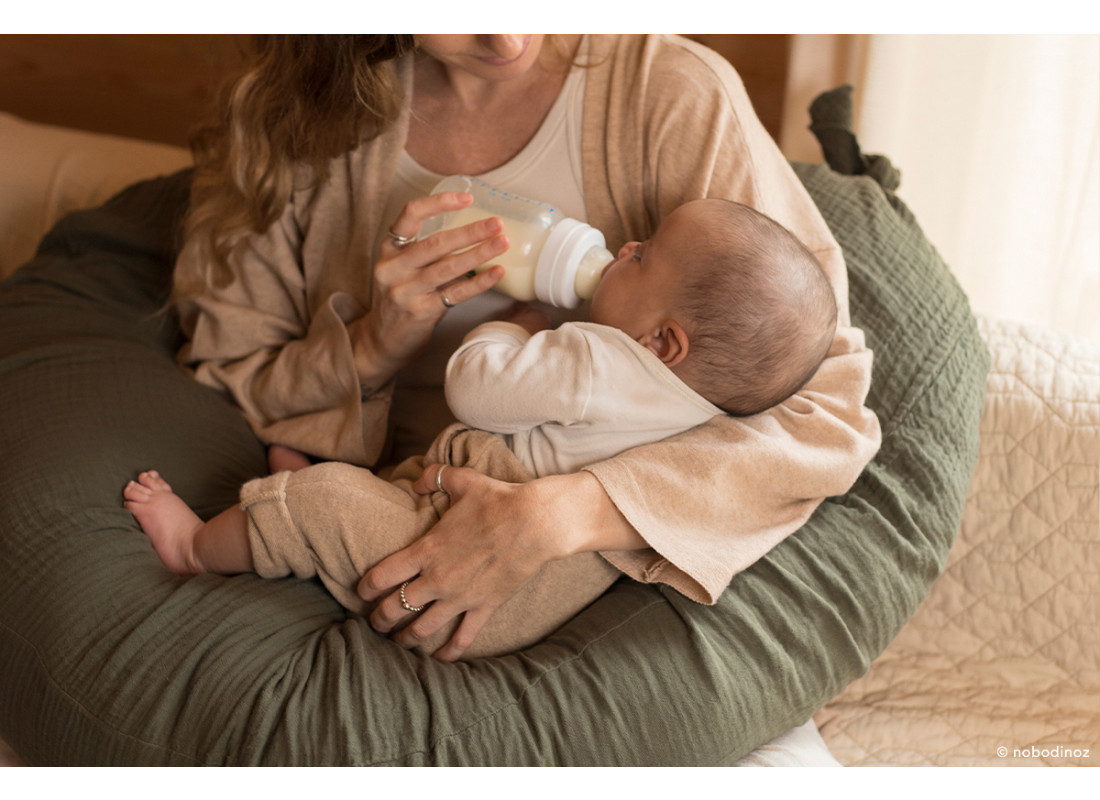 Coussin de naissance avec nom : le cadeau de maternité parfait